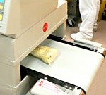 金属探知機で安全性を確認